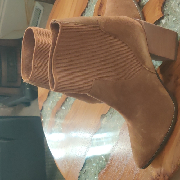 NWT Steve Madden suede camel 🐪 color heeled booties - Picture 2 of 7